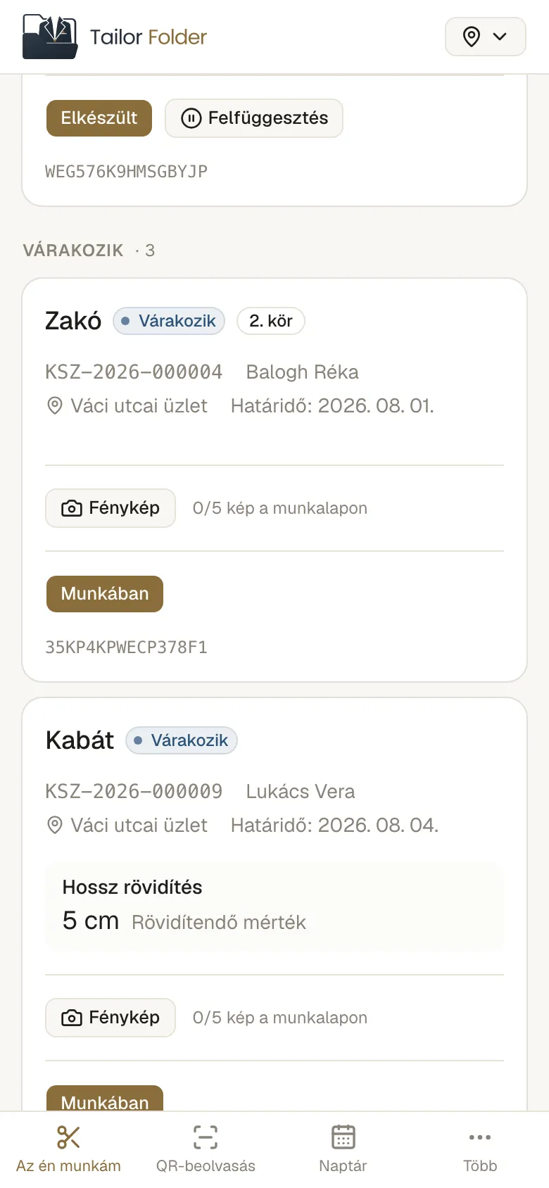 Az állapotot a kártyán lévő gombbal lépteted. A rendszer csak azt a lépést kínálja fel, ami az adott állapotból szabályos, így nem tudsz véletlenül átugrani egyet.