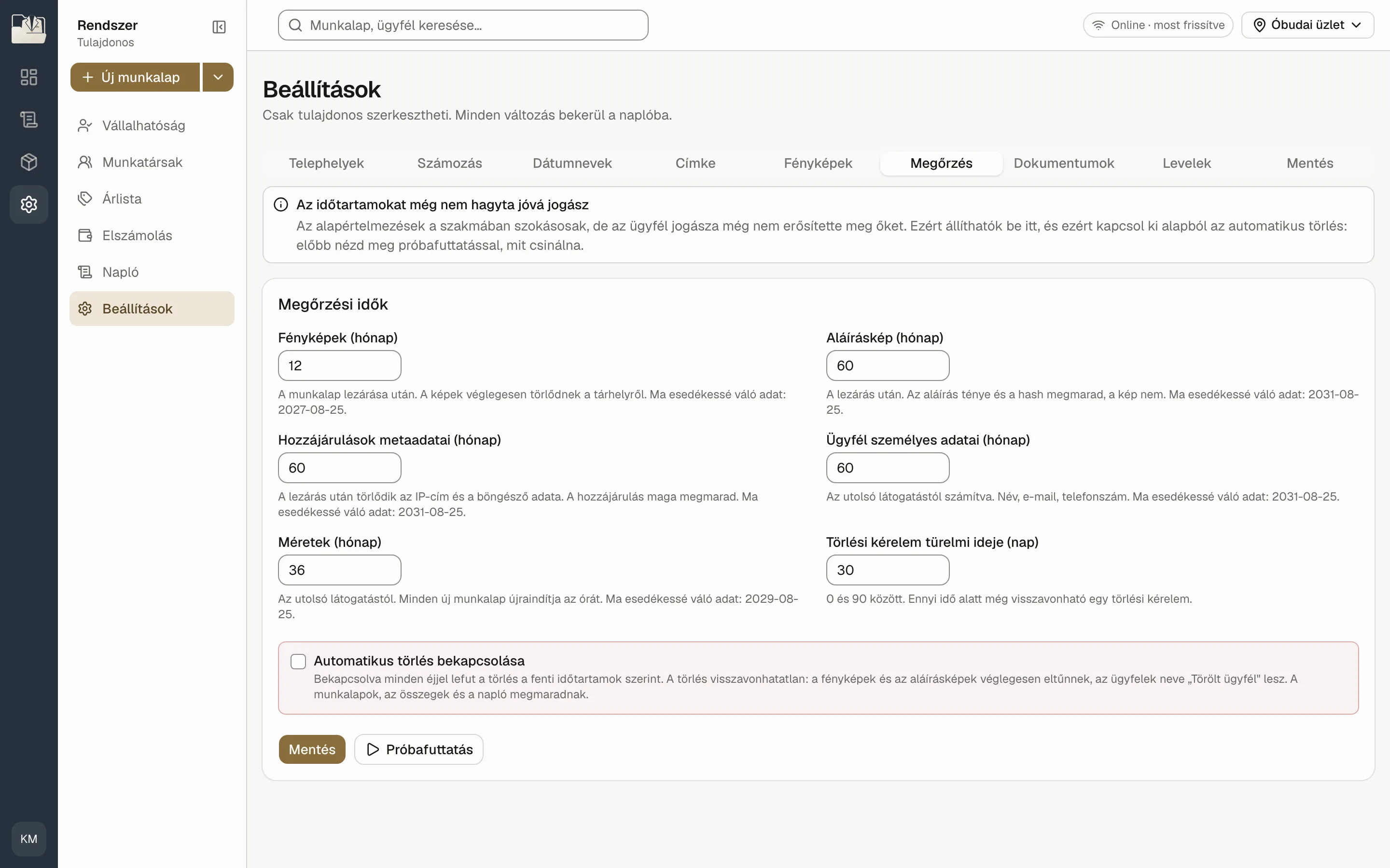 A Megőrzés fülön vannak az adatmegőrzési idők. Az automatikus takarítás alapból ki van kapcsolva, és próbafuttatással előre megnézheted, mit csinálna, mielőtt bármit is törölne.